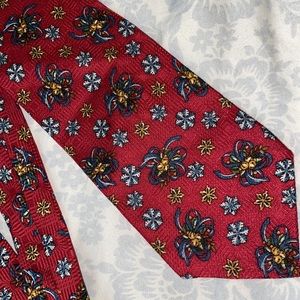 Vintage Hunters Bay 100% Silk Tie. Length is 57”. Widest point on tie is 3-1/2”.
